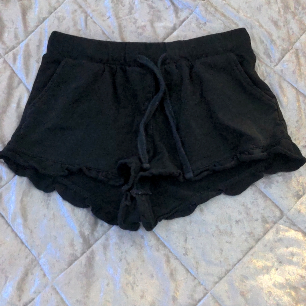 FOREVER 21 (SMALL) BLACK RUFFLE SHORTS